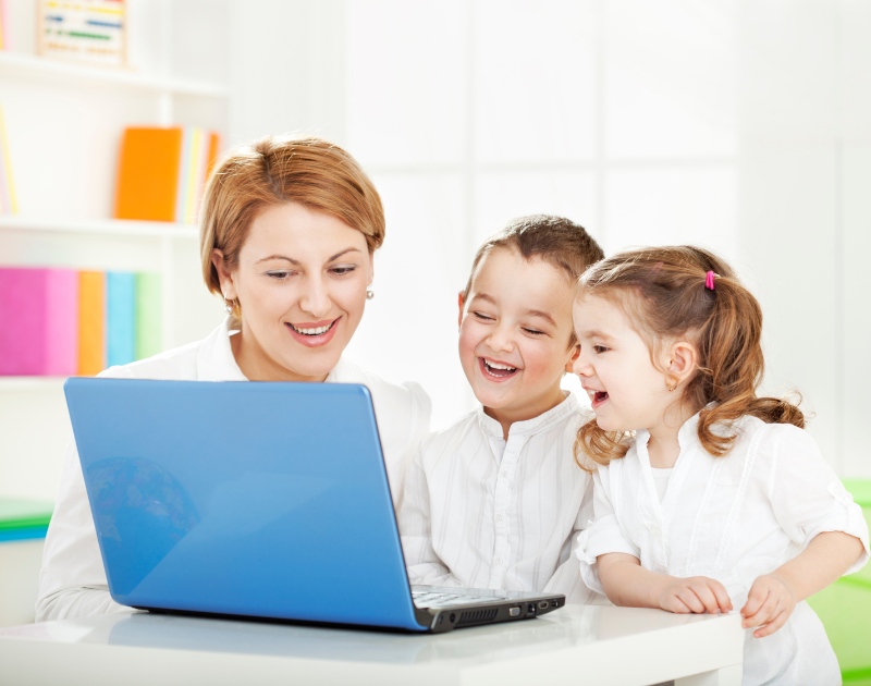 SpeakIT Kids — діти на занятті з вчителькою